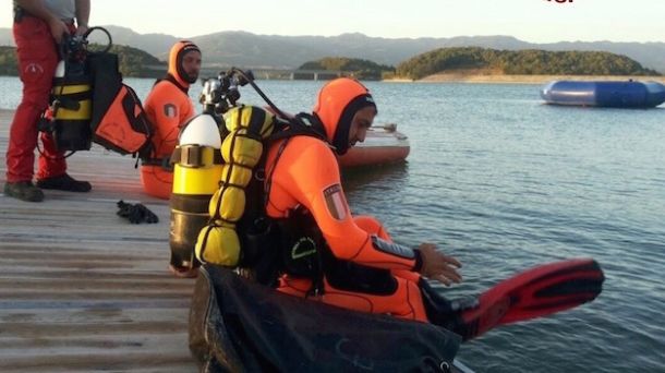 Le ricerche dei vigili del fuoco nel lago di Bilancino