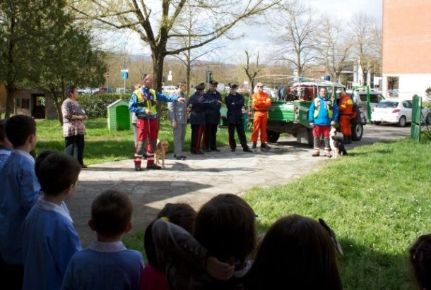 Una delle passate esercitazioni della Protezione civile nelle scuole del Mugello