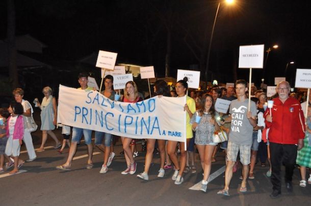 Fiaccolata di villeggianti a Principina a Mare
