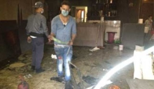 Il titolare del Sabor latino tra le macerie del locale