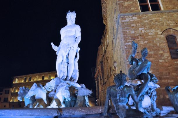 Piazza della Signoria illuminata di blu