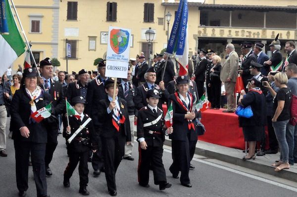 Una delle sezioni toscane dell'Associazione Carabinieri durante la sfilata a Fiesole