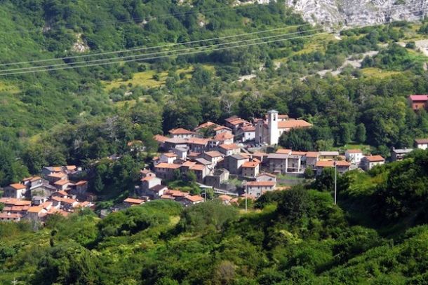 Sassalbo, la frazione a 860 metri slm dove il sindaco vuol trasferire il comune di Fivizzano