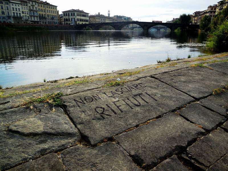 La pescaia di Santa Rosa a Firenze ripulita dalla sporcizia (Foto Comune di Firenze)