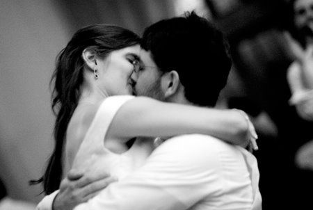 Un bacio tra due innamorati