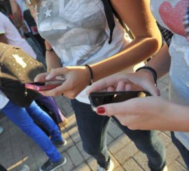 Due sedicenni, un ragazzo e una ragazza, finiscono nei guai per un Iphone rubato