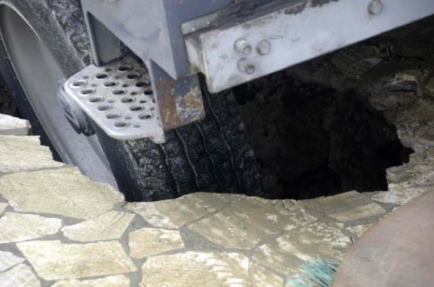 La ruota della spazzatrice incastrata nella voragine del molo di Viareggio