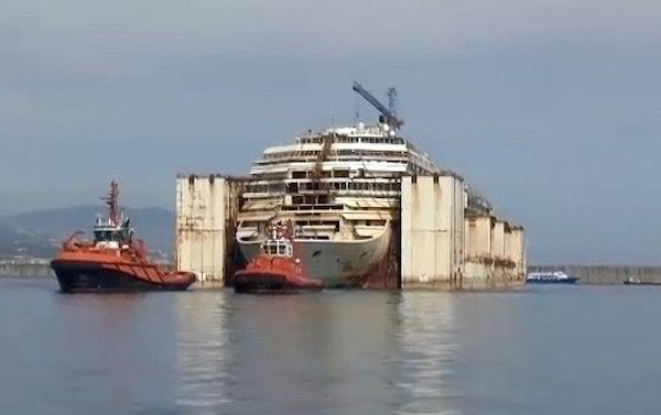 Nave Concordia lascia il porto di Prà Voltri per il suo ultimo viaggio