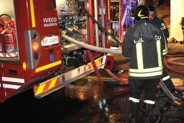 I vigili del fuoco hanno spento l'incendio grazie all'impiego di 5 squadre