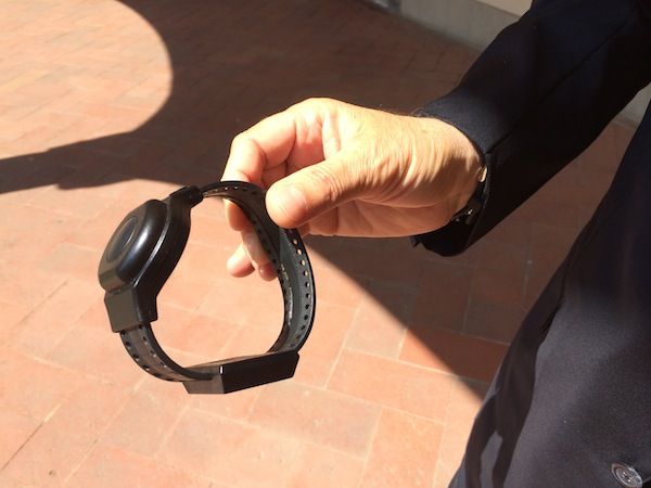 Un braccialetto elettronico tra quelli più comuni