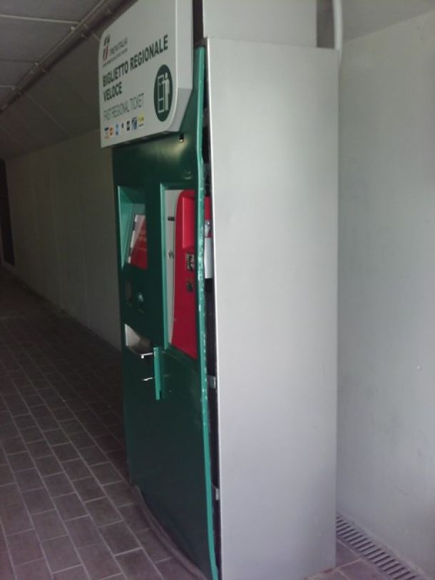 La macchinetta automatica dei biglietti alle Piagge danneggiata dai ladri