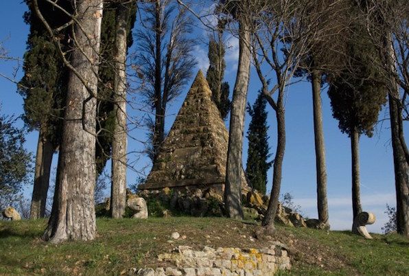 La piramide che ricorda la battaglia di Montaperti tra Siena e Firenze