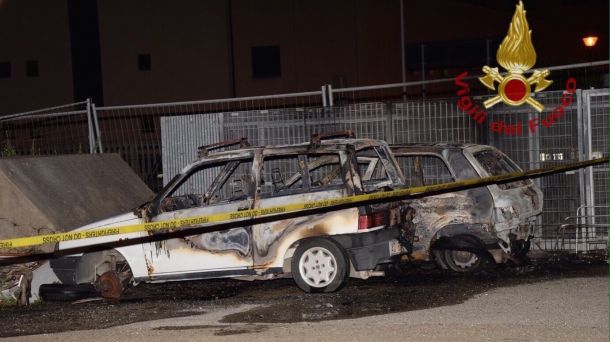 L'auto carbonizzata a Pontedera