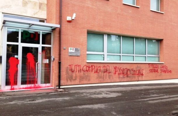 Scritte sulla sede del Pd a Firenze