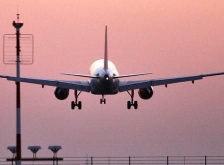 Un aereo durante un atterraggio