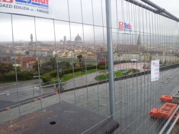 Piazzale Michelangelo visibilmente ingabbiato. I commercianti sono furiosi
