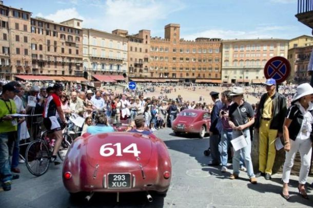 La 1000miglia in piazza del Campo a Siena