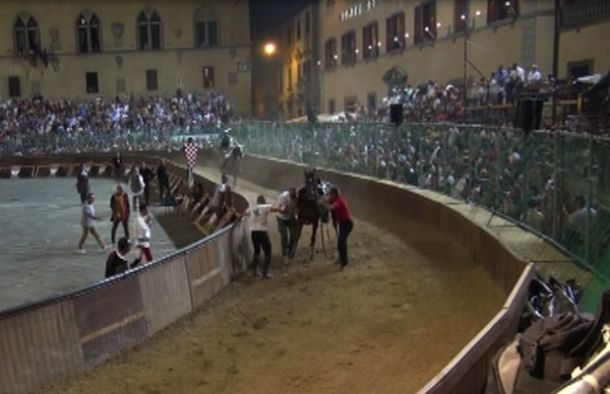 Silenzio e paura nella piazza dopo l'incidente al cavallo del Drago