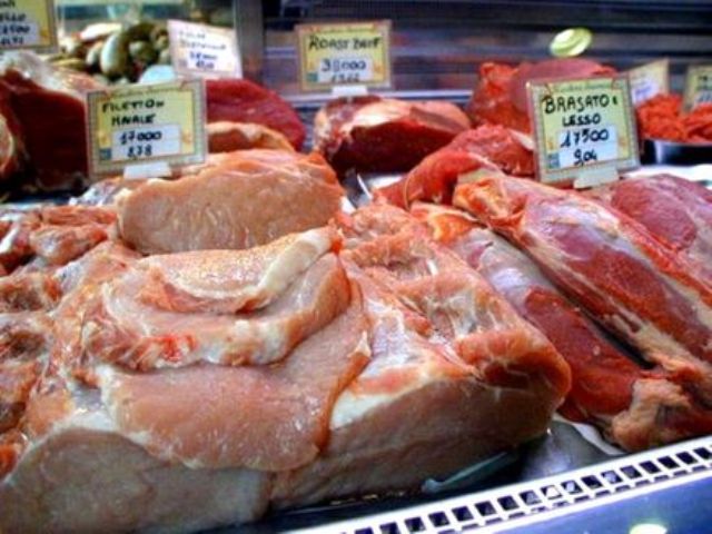 Polemiche per la trovata pubblicitaria di una macelleria livornese