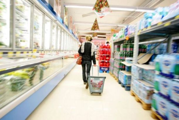 Crisi, le famiglie italiane tagliano la spesa