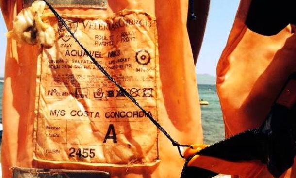 Giubbotto salvagente Costa Concordia, foto da Twitter di Chiara Organtini e del quotidiano Pagina 99