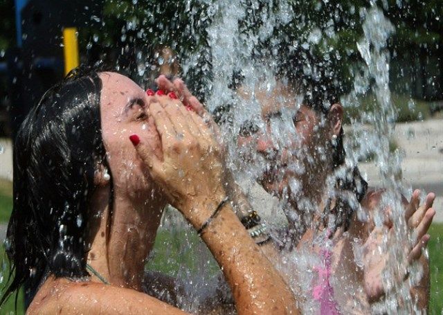 Contro il caldo africano ci si difende soltanto facendo il bagno nelle fontane