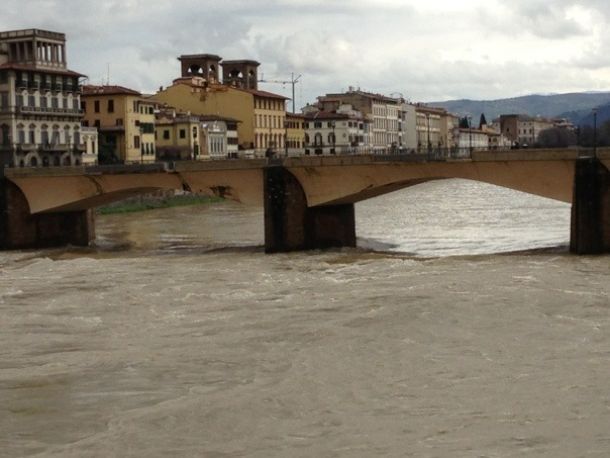 Arno in piena a Firenze