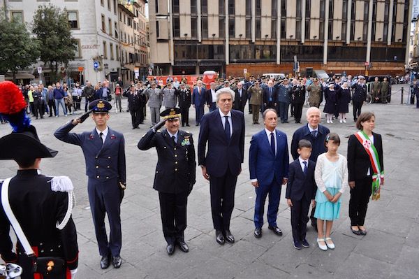 Le autorità fiorentine davanti al monumento ai caduti in piazza dell'Unità d'Italia