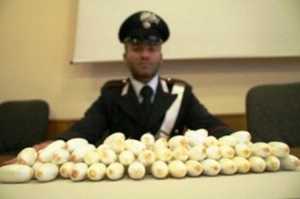 Gli ovuli di droga con cui avveniva il traffico Napoli-Arezzo