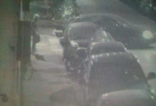 La donna pronta a colpire in via dei Sette Santi