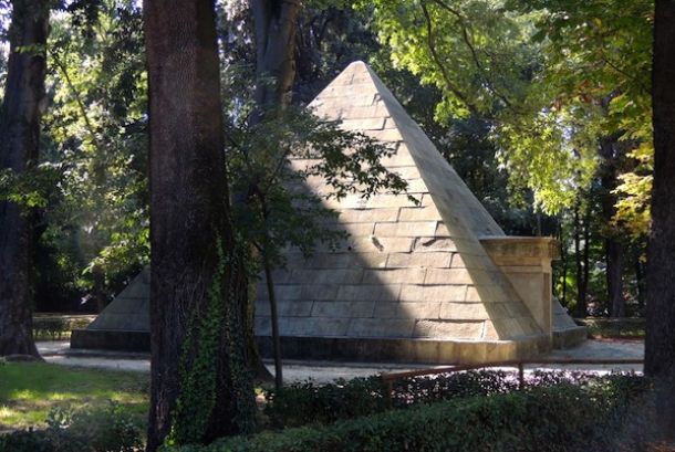 La Piramide nel Parco delle Cascine a Firenze