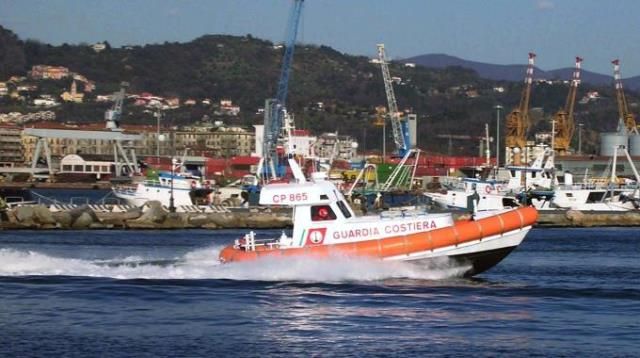 L'intervento della Guardia Costiera ha aiutato una barca in avaria, salvate 5 persone