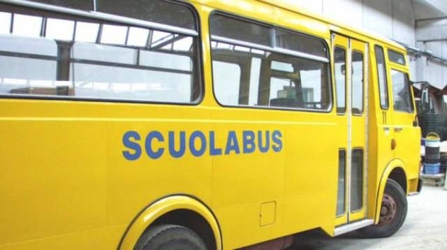 Paura in scuolabus, due ruote escono dall'asse