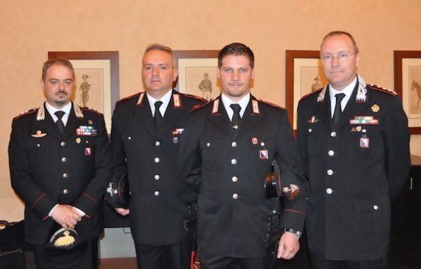 Da destra il colonnello Taurelli Salimbeni, il carabiniere sc. Antonio Costa, l'appuntato sc. Andrea Fabbri, il capitano Disibio