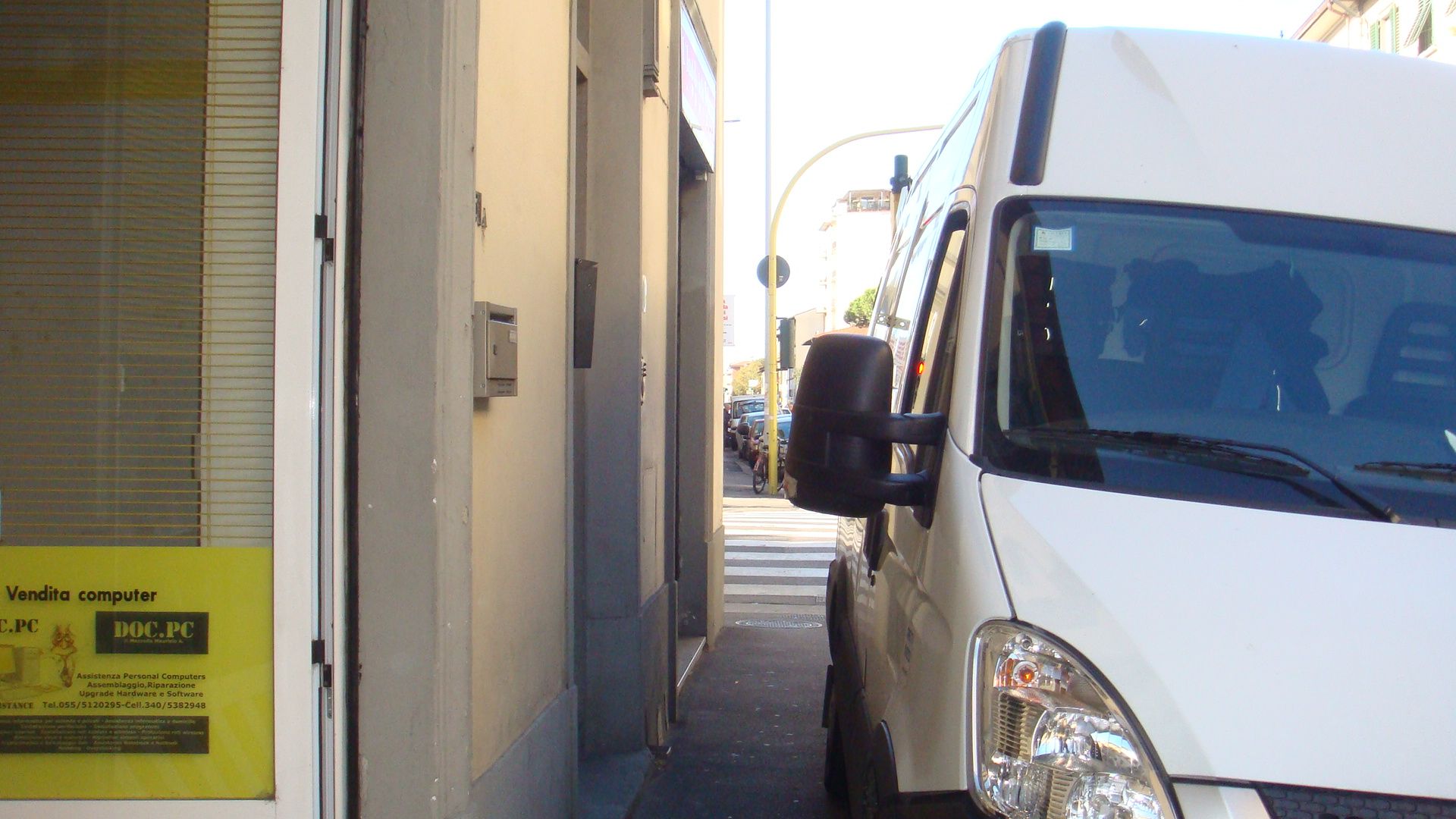 Un camion parcheggiato sul marciapiede impedisce il transito dei pedoni