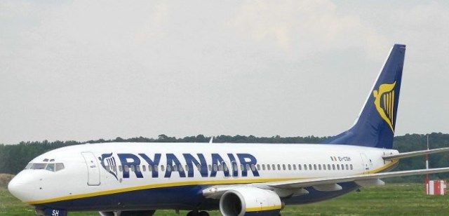 Volo cancellato a mezzanotte da Pisa, 100 passeggeri restano a terra