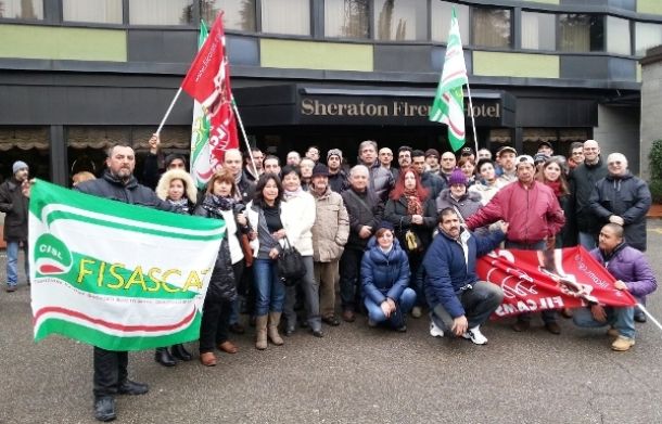 I lavoratori dell'hotel Sheraton Firenze in sciopero di fronte alla sede della struttura alberghiera