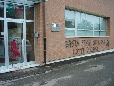Scritta diffamatoria sulla sede regionale del Pd