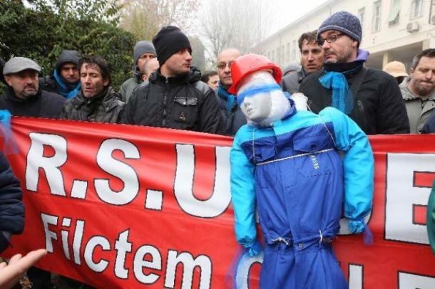 Il presidio dei lavoratori Seves