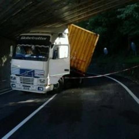 Il tir incastrato nel sottopasso della Faentina a Firenze