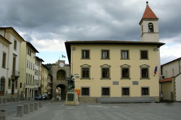 La piazza del comune di Pontassieve, comune dove vive il premier