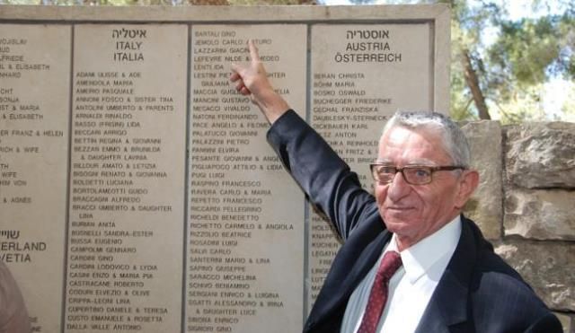 Andrea Bartali indica il nome del padre iscritto nel Giardino dei Giusti a Gerusalemme