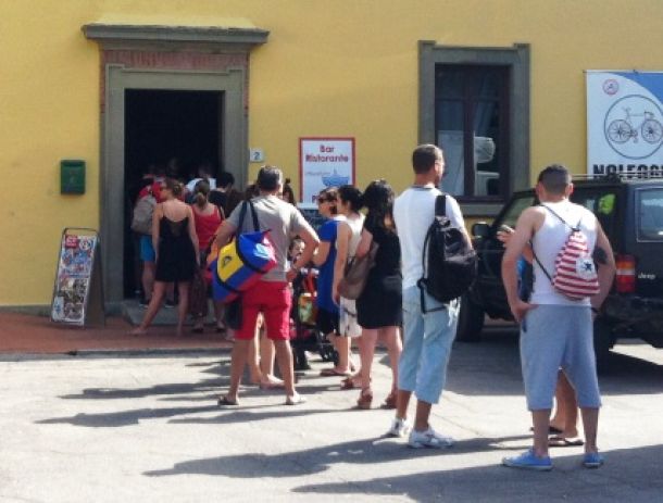 Cascine, in coda alla piscina Le Pavoniere il 24 giugno