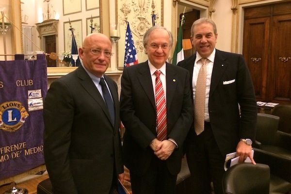 da sin. il direttore Sandro Bennucci, il presidente Lions George Georgescu, il presidente di Confindustria Firenze Simone Bettini