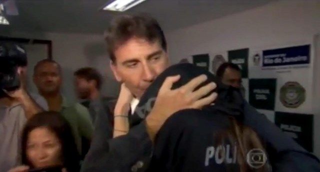 L'abbraccio tra il padre e la 15 enne grossetana