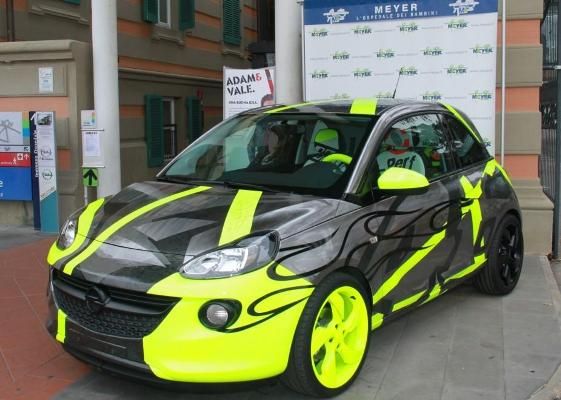 La Opel Adam davanti all'ingresso dell'ospedale Meyer