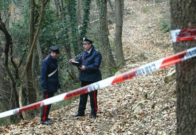 Il bosco dove i carabinieri di Bibbiena hanno rinvenuto i due cadaveri