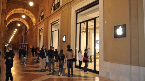 Mancano poche ore all'inaugurazione del nuovo Apple Store in piazza della Repubblica a Firenze