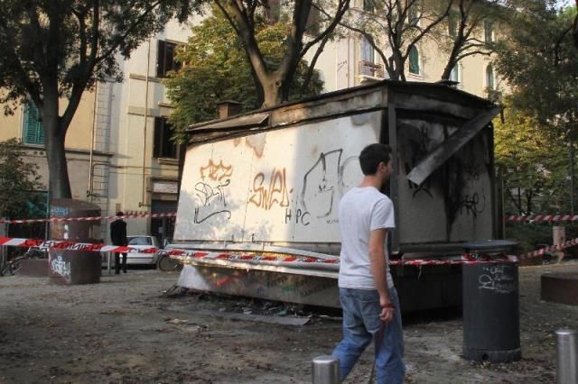 Il chiosco di piazza Tanucci dato alle fiamme
