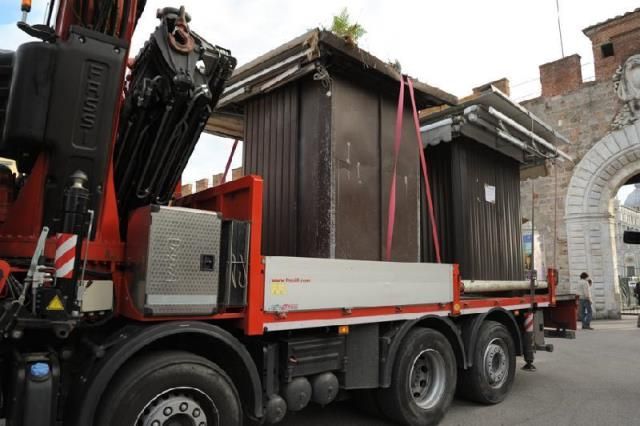 Lo sgombero delle bancarelle da piazza dei Miracoli